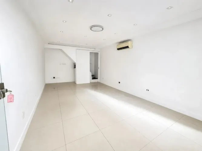 RA AMIL VENDE SALA COMERCIAL SHOPPING ESPLANADA COM 115M², ACEITA 50% PERMUTA.