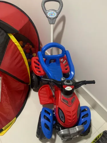Vendo quadriciclo a pedal marol vermelho e azul.