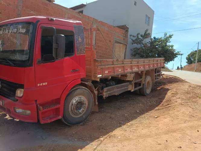 Troco caminhão toco carroceria em caminhão casamba