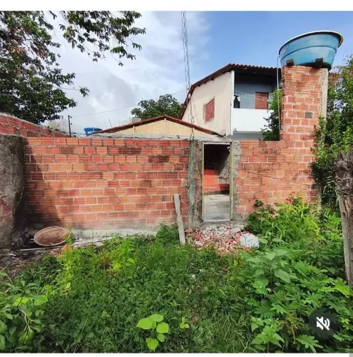 Casa à venda com garagem e quintal