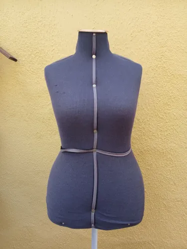 Busto de costura feminino com pedestal 