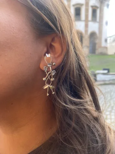 Brincos em prata 950 com topázio azul, turmalina verde e peridoto, pedras naturais.