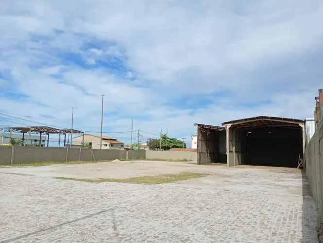 Galpão com 1800 metros no Barreto para alugar.