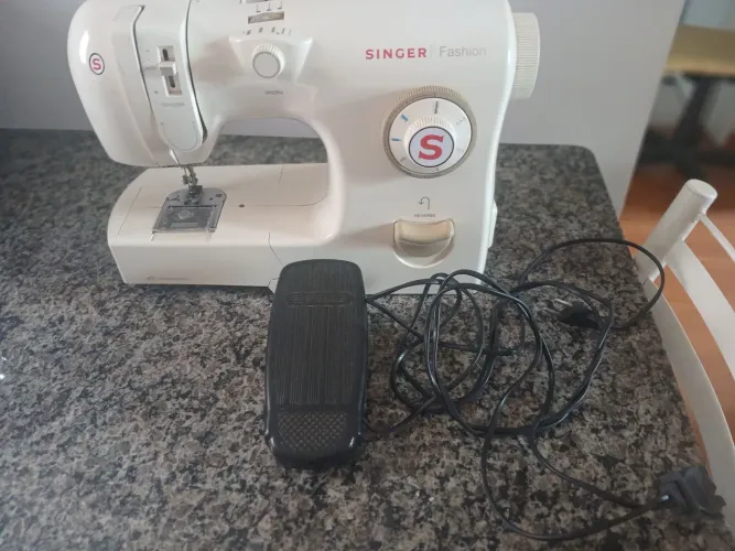 Máquina de costura reta e overloque.