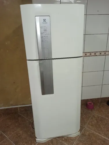 Geladeira Electrolux DF 51 Frost Free Usada - Gela, Motor Bom, Com Micro Vazamento