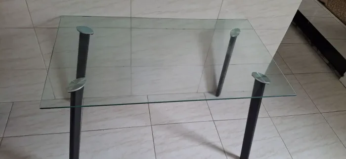 Mesa de vidro.