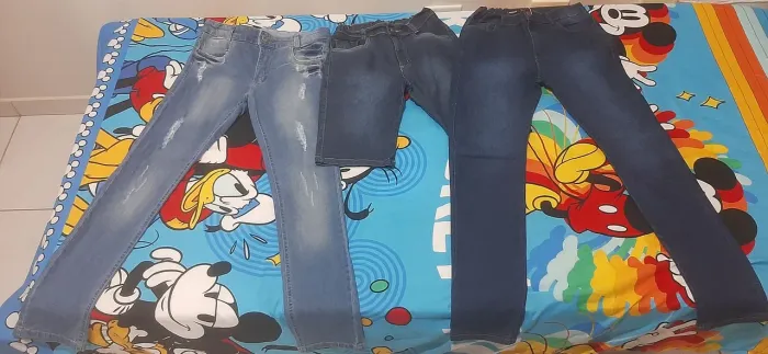Vendo 2 calças e uma bermuda Jeans semi -nova tamanho 14 masculino infantil.