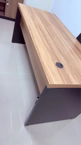 Mesa de escritório seminova, pouco usada e sem detalhes 