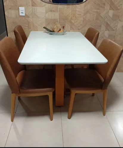 Mesa laqueada com 4 Cadeiras madeira maciça 