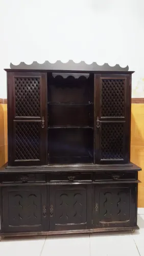 Louceiro Antigo de Madeira Maciça com Portas em Treliça e Gavetas ? Peça de Época