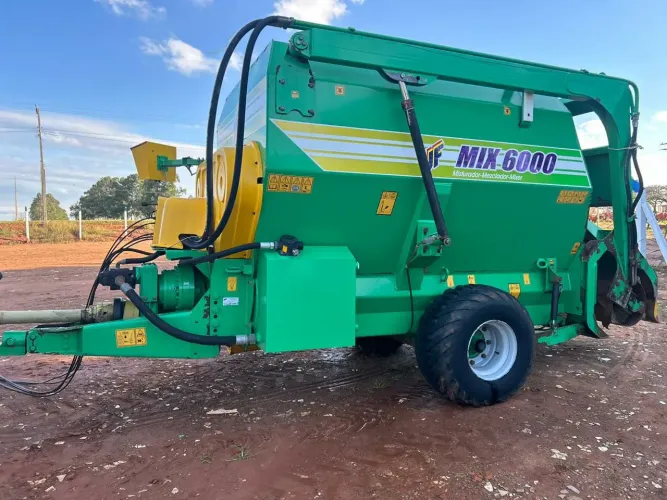 Vagão misturador tratador autocaregavel