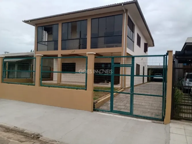 Casa à venda no Centro de Balneário Rincão.