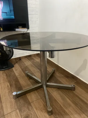 Mesa de jantar grande seminova, tampo de vidro, pé de metal