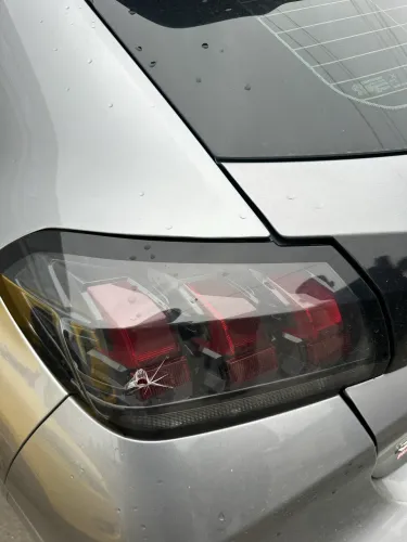 Vendo Lanterna Peugeot 208 com lente quebrada