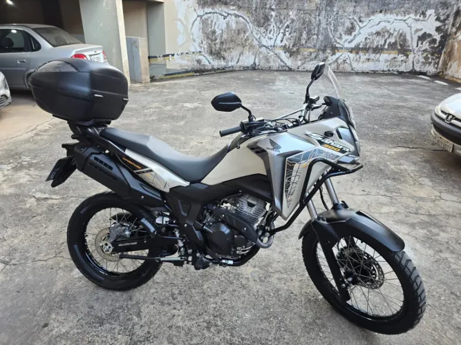 Honda XRE Sahara 300 2025 - ÚNICO DONO, IPVA Pago, Apenas 23.100 km!