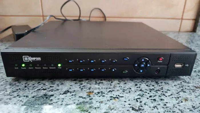 Vendo DVR novo para 4 câmeras, com HD de 160 gigas, com acesso remoto. Comprei e não usei.
