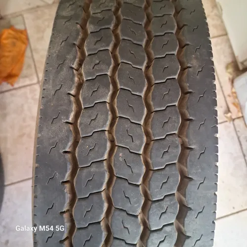 Vendo 01 pneu medidas 215/75 R 17.5 excelente estado seminovo caminhões 3/4 e microônibus.