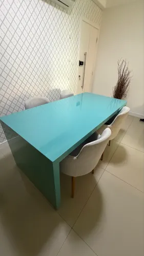 Mesa Balcão Turquesa Moderno + Kit 4 Poltronas Pés em Madeira