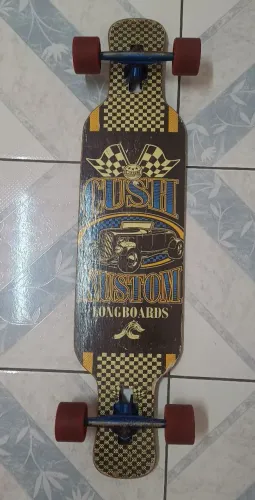 Longboard profissional (corre bastante) em bom estado, apenas marcas de uso