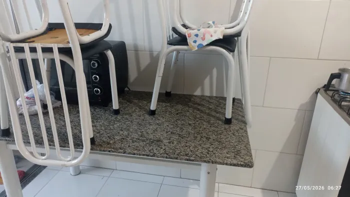 Vendo mesa com 6 cadeiras