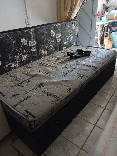 Vendo cama box solteiro bem conservada e mais um colchão fala comigo no chat zap