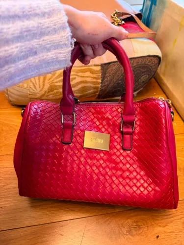 BOLSA vermelha de mão