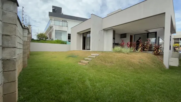 CASA MODERNA DE ALTO PADRAO EM CONDOMÍNIO FECHADO