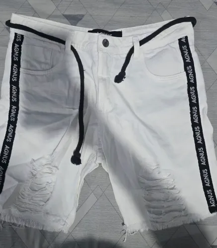 Short jeans branco rasgado no joelho, tamanho G