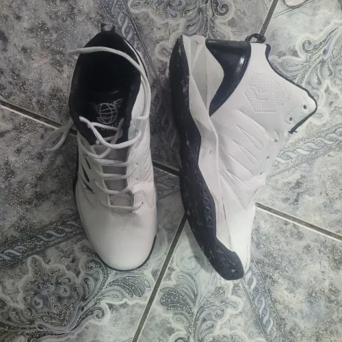Tênis de Basquete Branco com Cano Alto