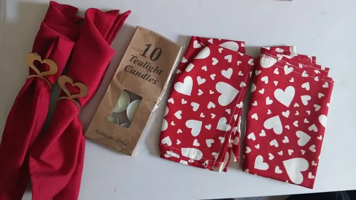 Kit Mesa Posta Romântico - Guardanapos de Tecido, Argolas de Coração e Velas Rechaço