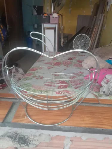 Fruteira / Cesto de Mesa Aramado de Metal em Formato de Maçã