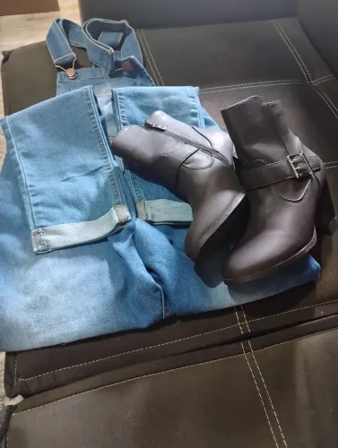 Jardineira jeans n. 40 e botinha da mooncity n.37