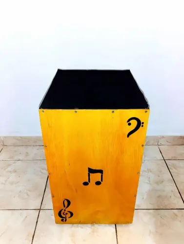 Cajón de Madeira com Estampa Musical - Muito Conservado!!
