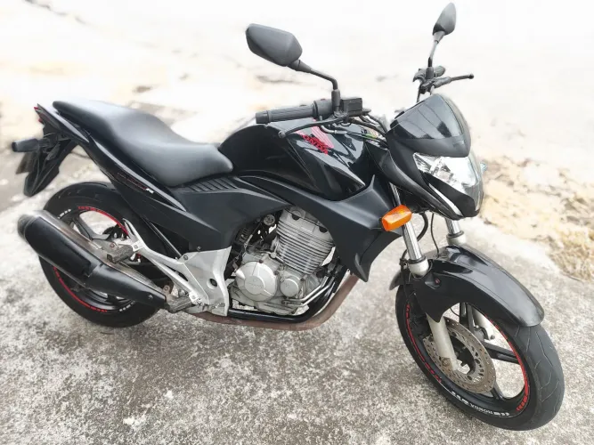CB300r modelo 2011 preta, licenciamento 2027 ok, IPVA ok, só transferir