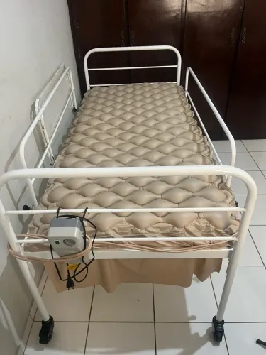 VENDO CAMA HOSPITALAR COM COLCHÃO PNEUMÁTICO - APENAS 4 MESES DE USO!