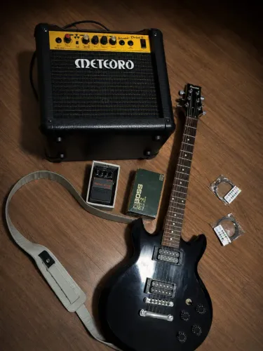 Kit Completo Guitarra Ibanez + Amplificador Meteoro + Pedal Boss MT-2 + Acessórios