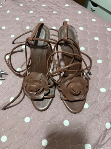 Sandalha Santa Lola semi nova 35