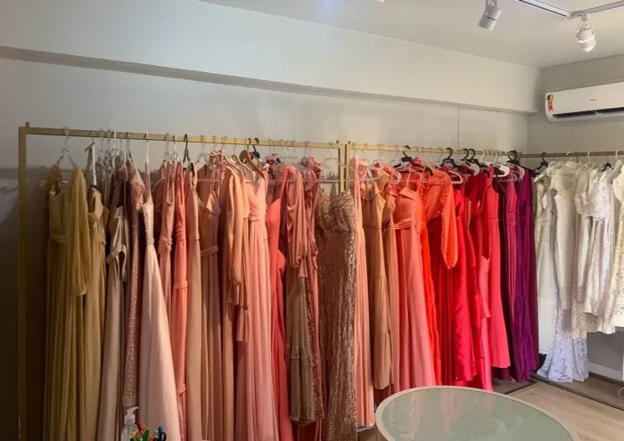 Arara Dourada para Loja de Roupas - 2m