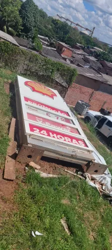 A negócia um totem de posto de gasolina