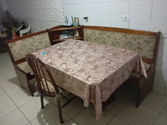 Vendo canto alemão em perfeito estado com 2 cadeiras e baú nós 2 banco