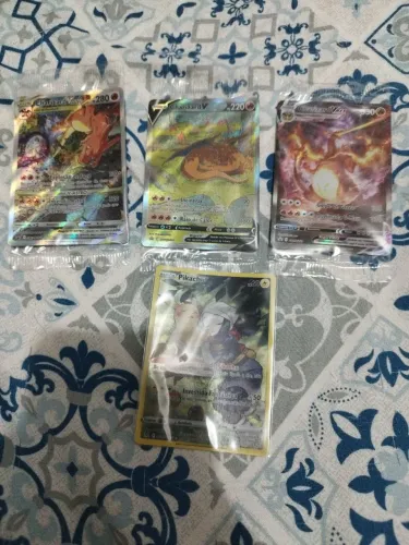 Charizards primo lacrados e Pikachu Arte especial