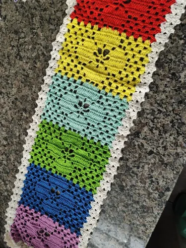 Caminho de mesa arco íris crochê