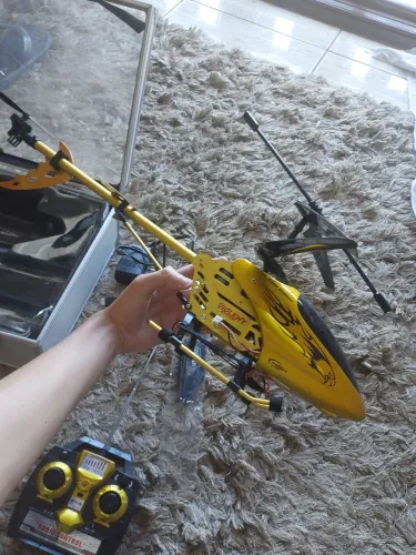 Helicóptero de controle remoto de ferro