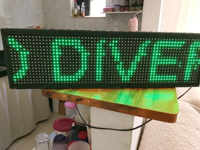 Painel de LED com pequenas avarias