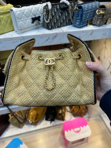 Bolsa Chanel versão italiana modelo 25 em tecido estilo palha 