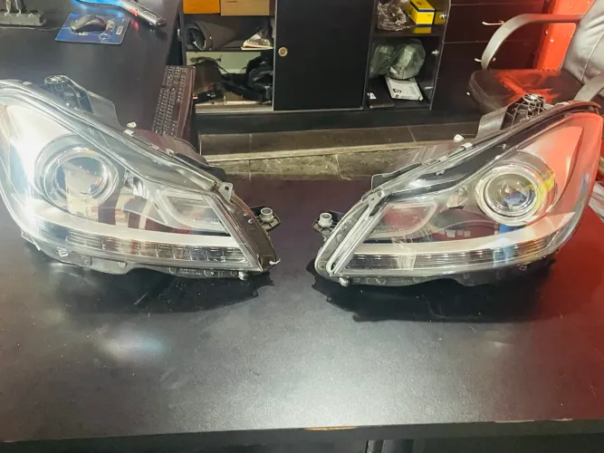 Par Farol Mercedes C180 2011
