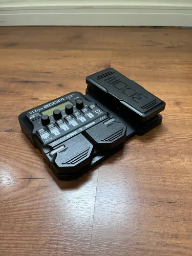 Pedaleira Zoom G1X Four (C/ Pedal de Expressão) + Fonte de Brinde!