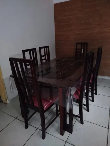 Mesa, madeira maciça, com tampo de vidro toda em ordem
