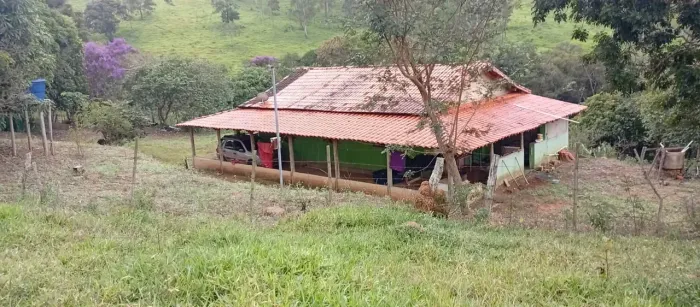 Sítio 3 Hectares com Cachoeira, Nascentes e Casa 3 Quartos em Entre Rios de Minas/MG