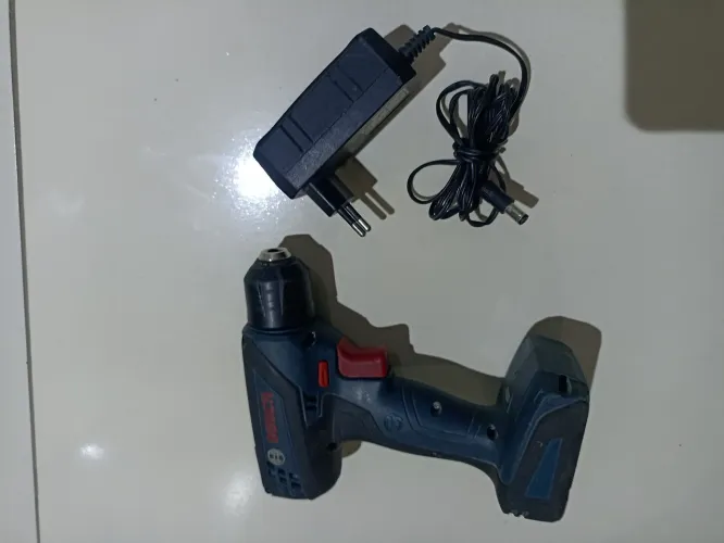 Parafusadeira Bosch gsr 1000 (Não recarrega).